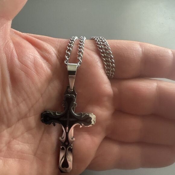 Vintage Silver / Black Tone Graphic Design Cross Pendant 24 Inch Chain Necklace - Picture 5 of 6